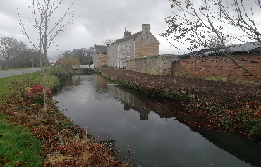 Stamford_canal_-_Molecey_Mill_from_lock_9